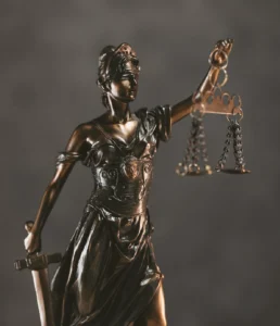 Estatua de la Dama de la Justicia sosteniendo balanza y espada.