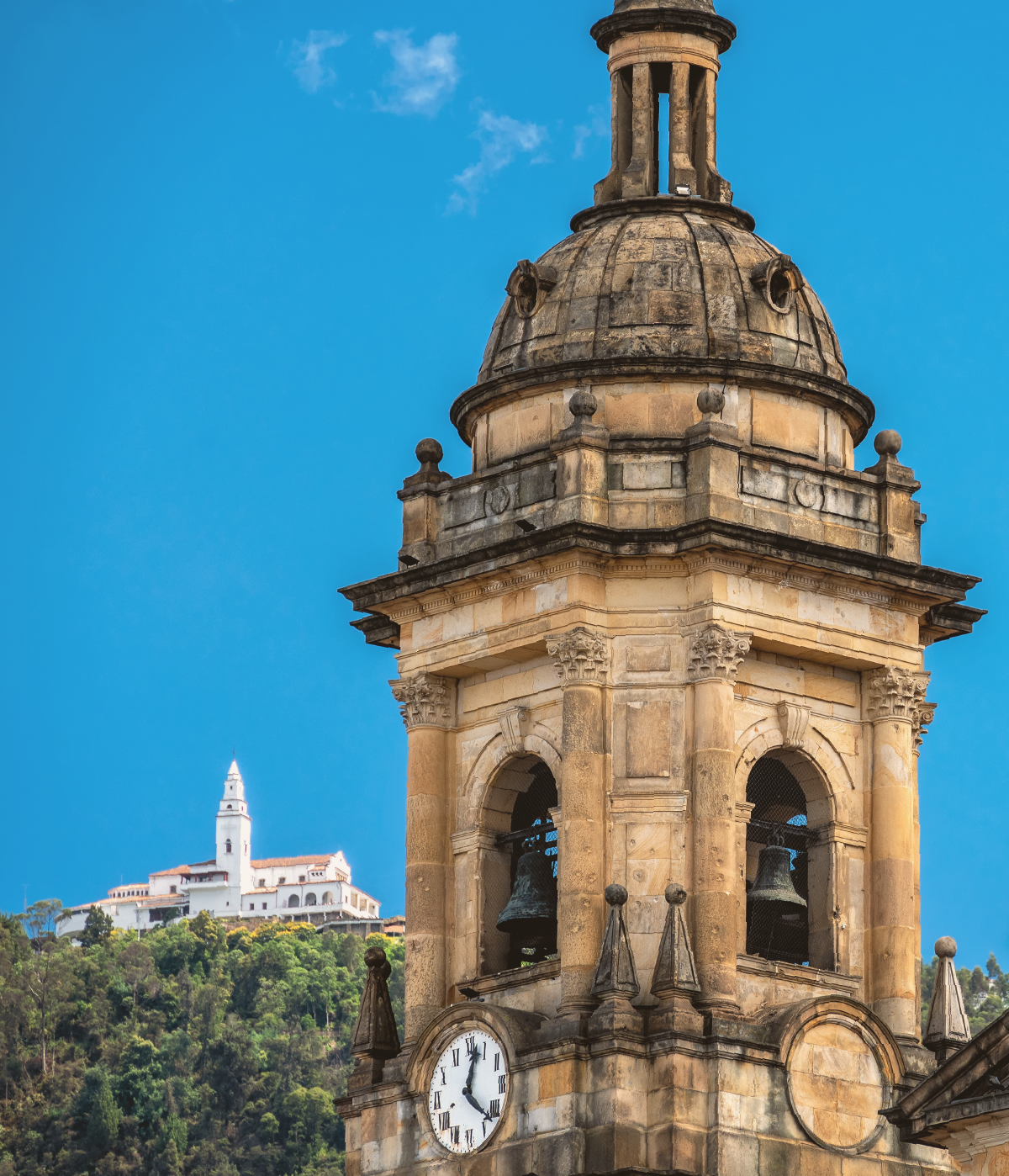 Vista de la torre de la Catedral Primada de Bogotá con Monserrate al fondo.