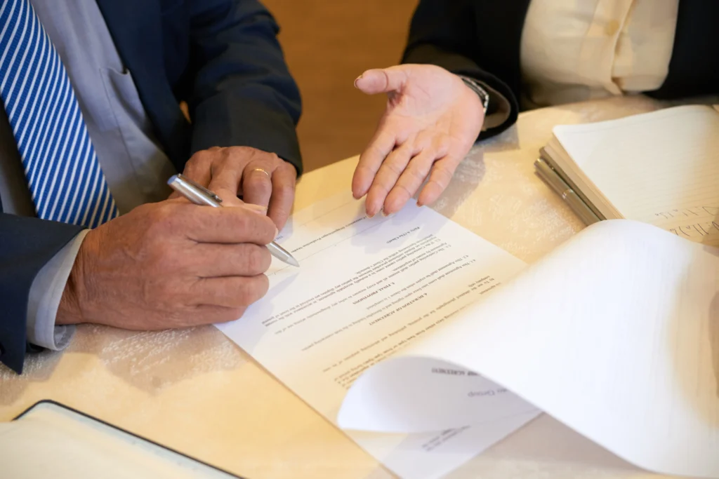 La sociedad conyugal es el régimen patrimonial que surge con el matrimonio, salvo que existan capitulaciones u otro régimen aplicable.