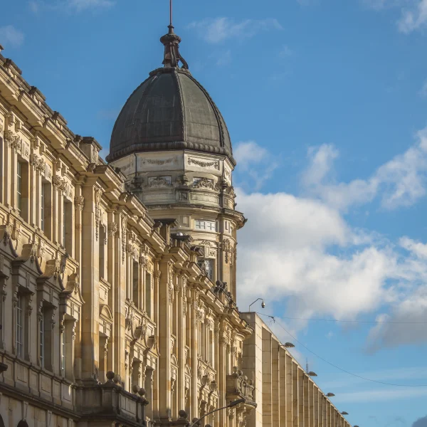 Cúpula histórica de la Catedral Primada de Bogotá iluminada por el sol.