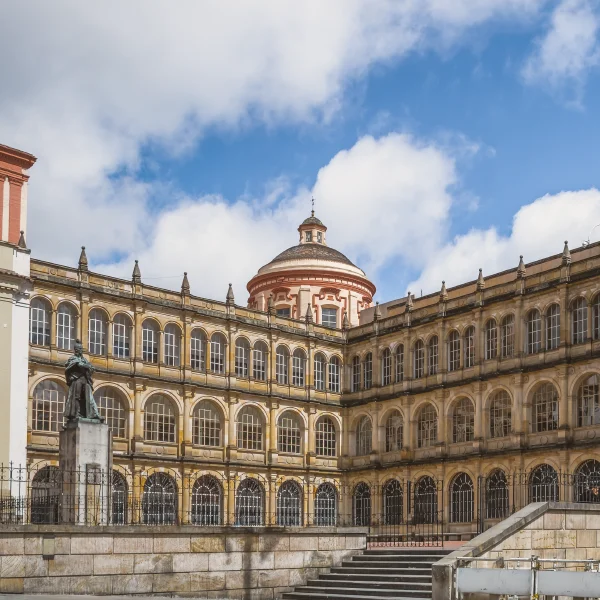 Antiguo colegio en Bogotá con arquitectura colonial y cúpula roja.
