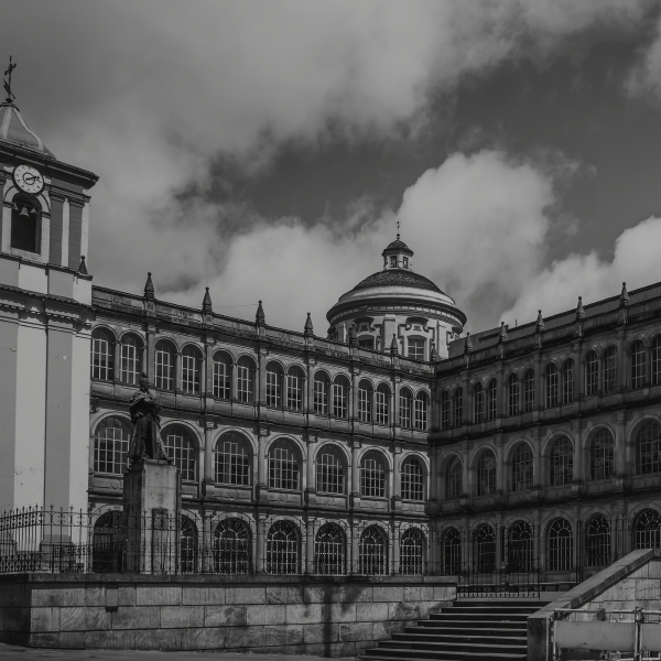 La educación como cimiento: el Colegio Mayor de San Bartolomé junto a la Plaza de Bolívar en blanco y negro, por González Cárdenas.