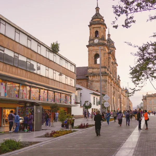Calle peatonal del centro histórico de Bogotá frente a la Catedral Primada.
