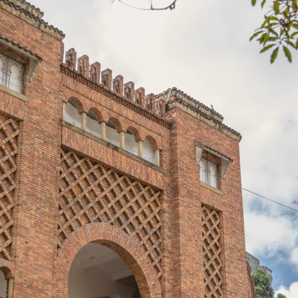 Fachada en ladrillo rojo de la Plaza de Toros de Bogotá.